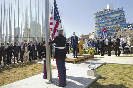 izan la bandera en la embajada de EEUU en Cuba La bandera estadounidense vuelve a ondear en Cuba
